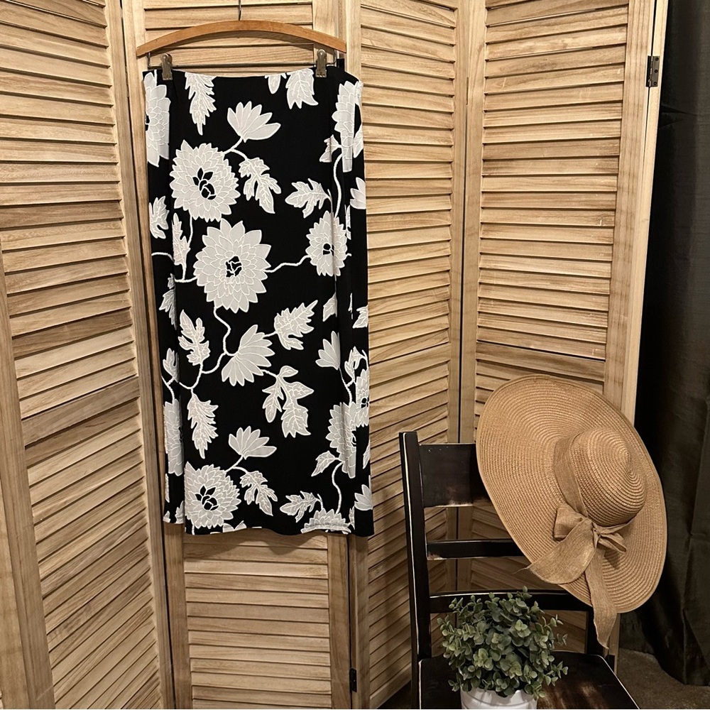 NYC Black and White Floral Pencil Skirt